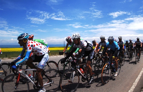 圖文:環(huán)青海湖國(guó)際公路自行車賽 比賽開始